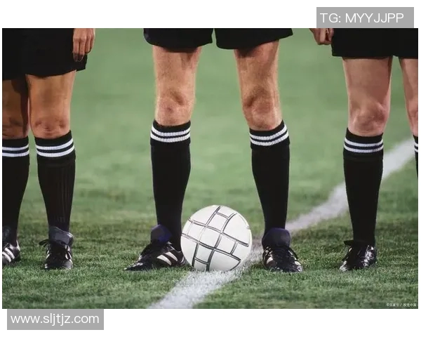 足球明星佩戴护膝踢球的精彩瞬间展现运动员的专业与坚持